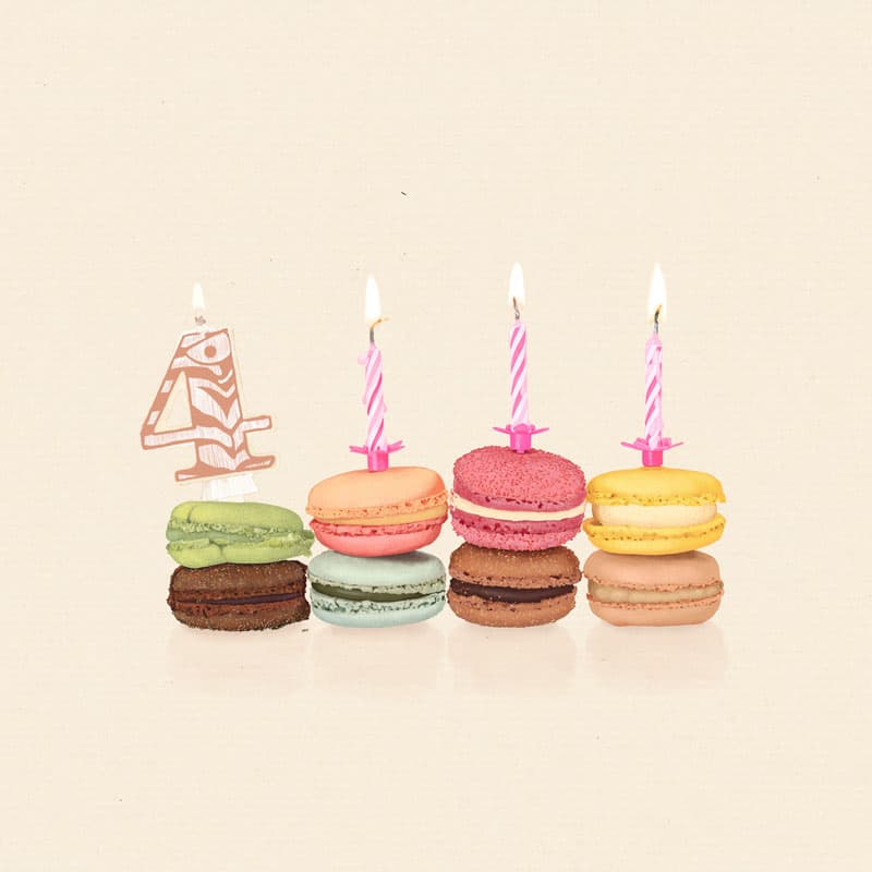 Dessin culinaire avec style au crayon de macarons empilés avec des bougies d'anniversaire